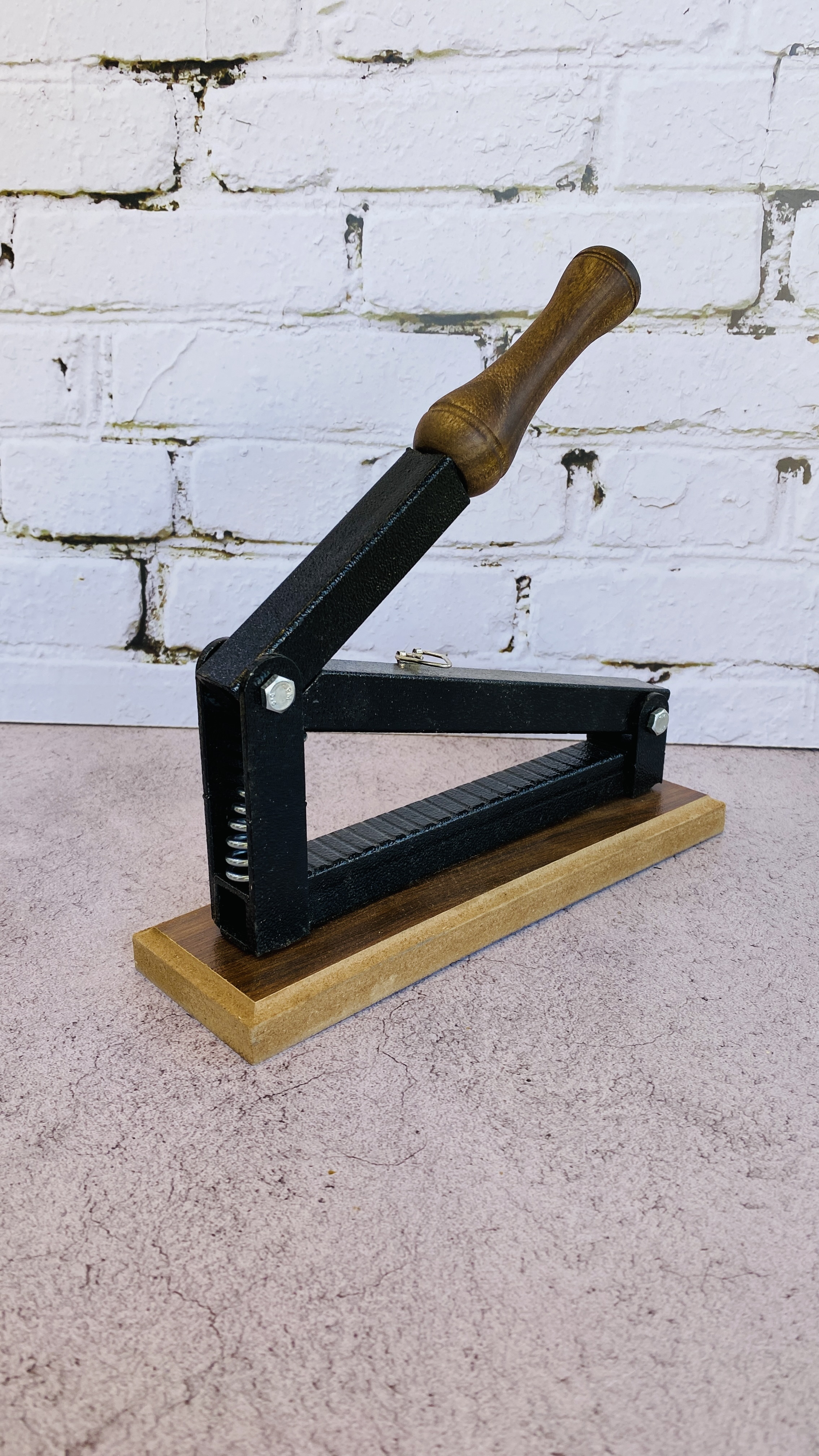 گردو شکن و بادام شکن اهرمی دسته چوبی